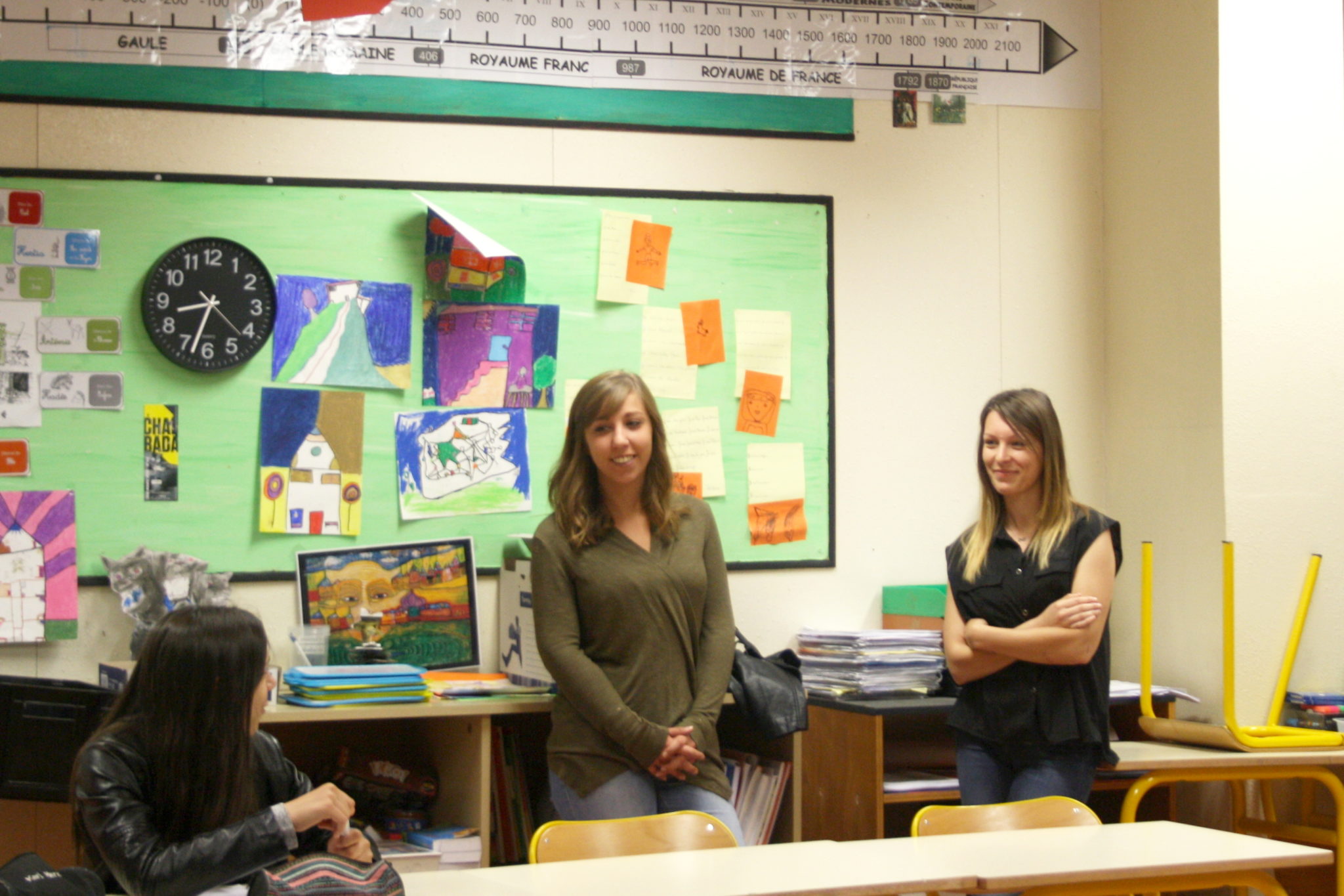 Oriane (à gauche) et Blandine (à droite) répondent aux questions des élèves à propos de leurs métiers.